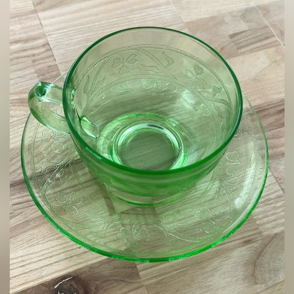 Rare Vintage 1930’s Hazel Atlas Uranium Glass Tea Cup and Saucer Clover Motif - Picture 4 of 10